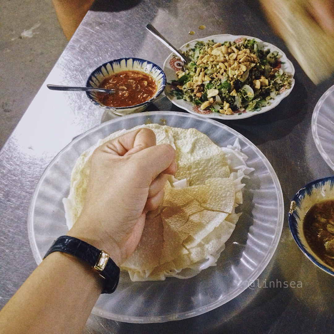 Try Banh trang dap, one of Da Nang's specialties