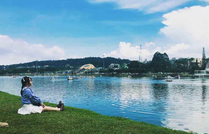 Soak up the fresh air across Xuan Huong lake in Dalat