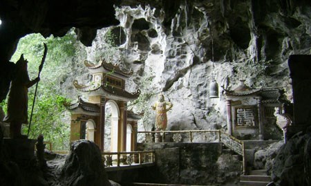 dich long cave and pagoda